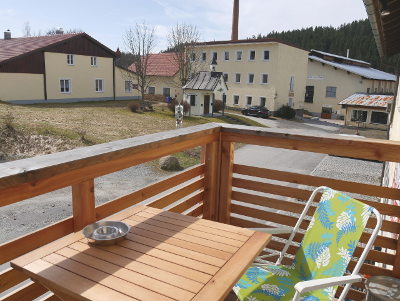 Blick vom Balkon der Ferienwohnung FeWo Moosau in D-94258 Frauenau auf die Glasmanufaktur Poschinger © Gine Selle, Frauenau