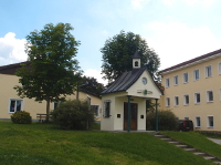 Glasmanufaktur Poschinger mit Kapelle gegenüber vom Heimatlabor m10 in Frauenau in der Nähe der Ferienwohnung FeWo Moosau in D-94258 Frauenau © Gine Selle, Frauenau